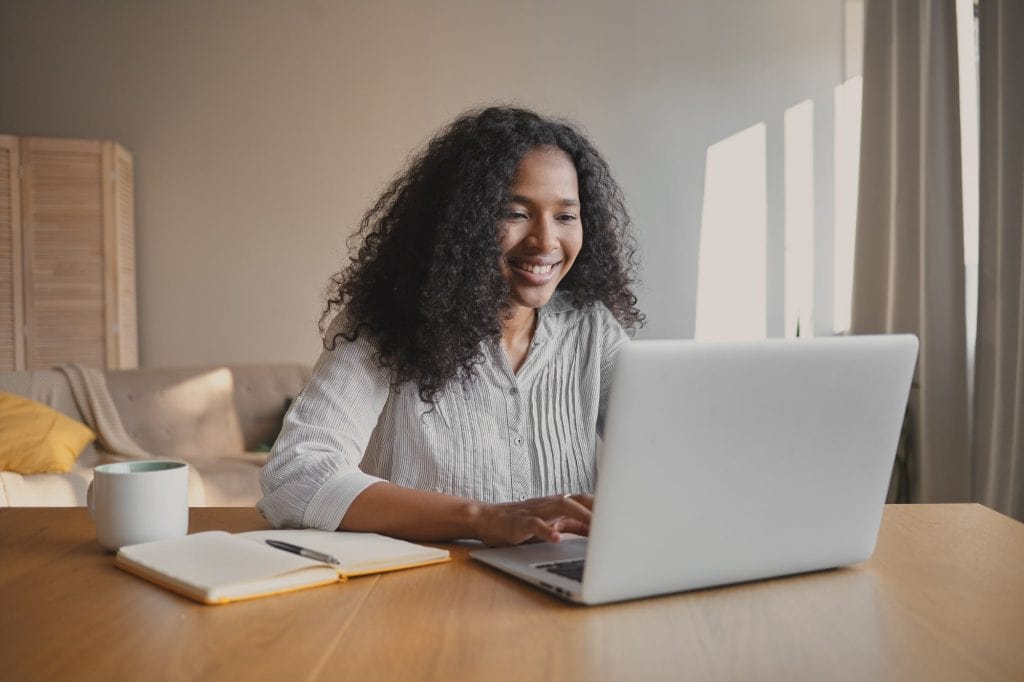 Mulher utilizando o software Odvix no notebook