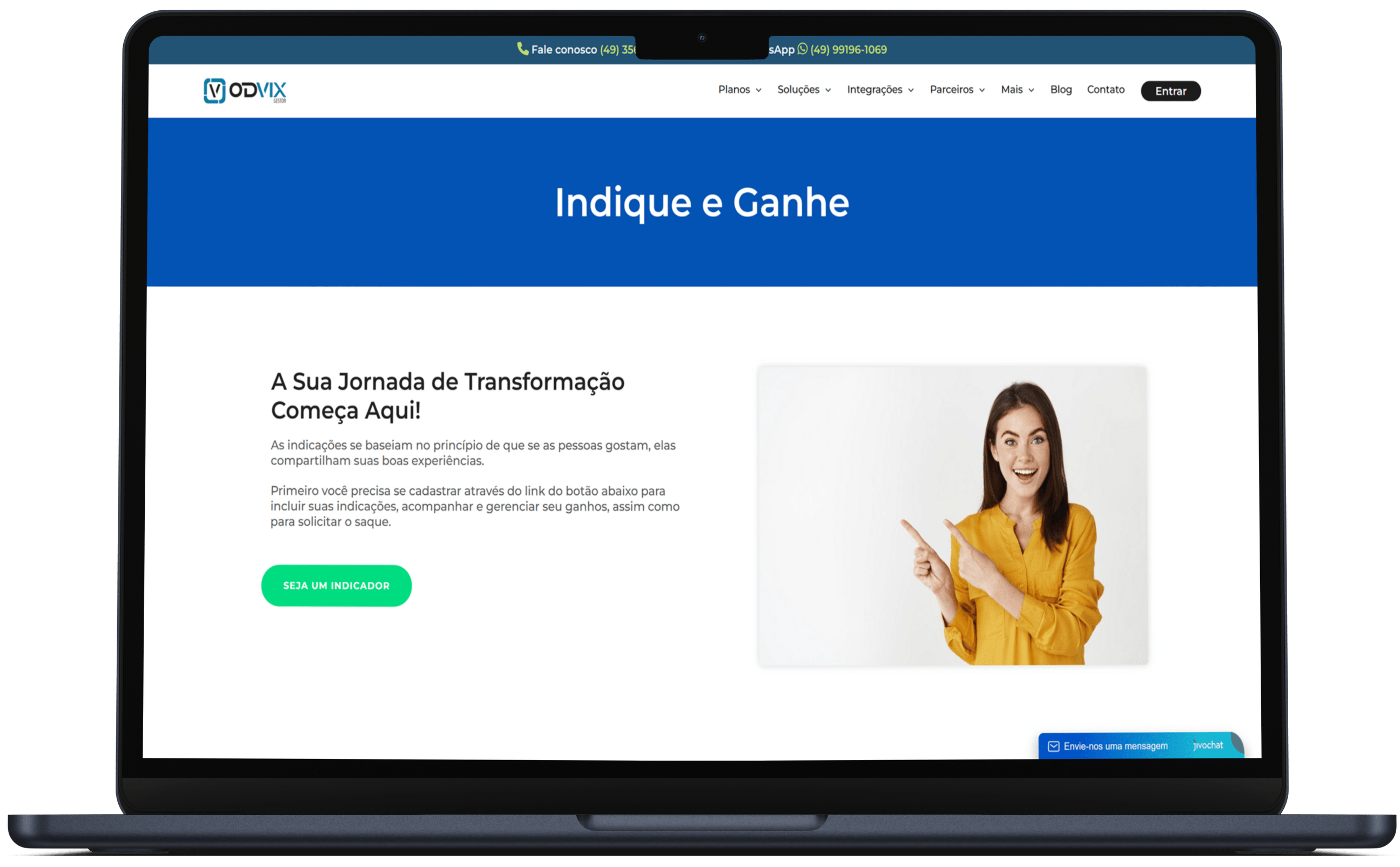 Homem sorrindo apontando para o site do Odvix